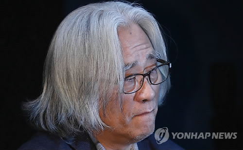 Lee Youn-taek, a master theatrical director-writer, attends a press conference in Seoul on Feb. 19, 2018, to apologize to victims of his sexual misdeeds. (Yonhap)