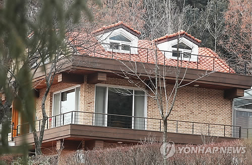 A view of the poet Ko Un's house in Suwon, Gyeonggi Province (Yonhap)