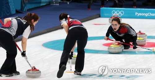 South Korean curlers sweep the ice sheet in the PyeongChang Winter Games women's curling semifinals against Japan at the Gangneung Curling Centre on Feb. 23, 2018. (Yonhap) 