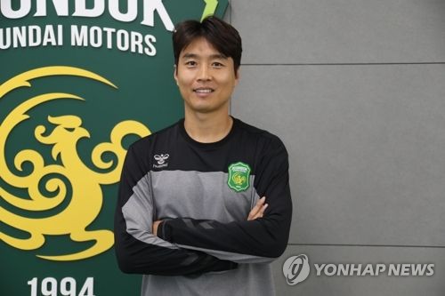 This file photo provided by Jeonbuk Hyundai Motors on Nov. 22, 2017, shows South Korean striker Lee Dong-gook. (Yonhap) [연합뉴스] 한국 프로 축구의 살아있는 전설, 그의 기록을 늘리고 싶어하다