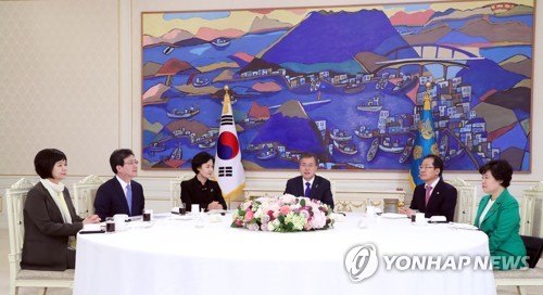 President Moon Jae-in (3rd from R) hosts a meeting with the leaders of five major parties at the presidential office Cheong Wa Dae in Seoul on March 7, 2018. (Yonhap)