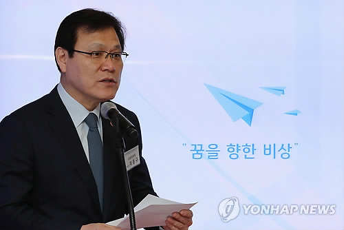 In this photo taken April 5, 2018, FSC Chairman Choi Jong-ku gives the opening speech at an event held by a venture fund in Yeouido, Seoul. (Yonhap)