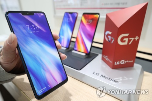 LG Electronics Inc.'s G7 ThinQ smartphones are displayed at a Seoul telecoms shop on May 11, 2018. (Yonhap)