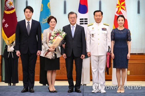 President Moon Jae-in (C) poses for a photo with new Chief of Naval Operations Sim Seung-seob (2nd from R) and his family members after appointing the admiral to the top post of the Navy in a ceremony held at his office Cheong Wa Dae in Seoul on July 19, 2018. (Yonhap)