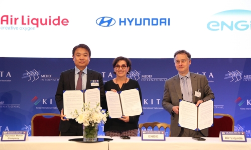 Executives of Hyundai Motor Co. and the French companies Air Liquide SA and energy firm Engie sign a memorandum of understanding at a hotel in Paris on Oct. 16, 2018, in this photo provided by Hyundai Motor. (Yonhap)