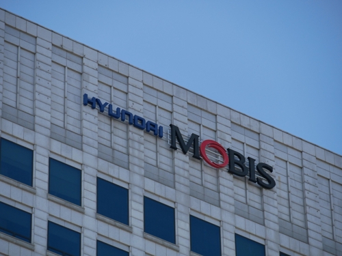 The corporate logo of Hyundai Mobis atop it main office building in southern Seoul (Yonhap)