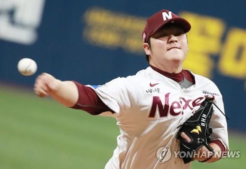 Han Hyun-hee of the Nexen Heroes throws a pitch against the SK Wyverns in the top of the first inning of Game 3 of the second round playoff series in the Korea Baseball Organization at Gocheok Sky Dome in Seoul on Oct. 30, 2018. (Yonhap)