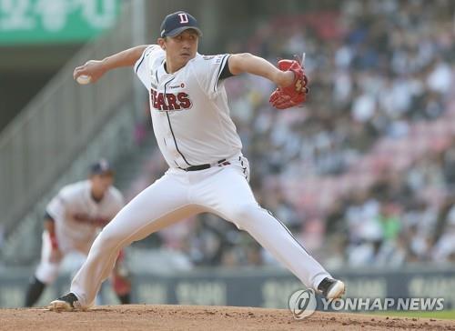 In this file photo from Oct. 13, 2018, Lee Yong-chan of the Doosan Bears throws a pitch against the KT Wiz in a Korea Baseball Organization regular season game at Jamsil Stadium in Seoul. (Yonhap)