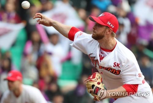 In this file photo from Oct. 28, 2018, Merrill Kelly of the SK Wyverns throws a pitch against the Nexen Heroes in the top of the first inning of Game 2 of the second round playoff series in the Korea Baseball Organization at SK Happy Dream Park in Incheon, 40 kilometers west of Seoul. (Yonhap)