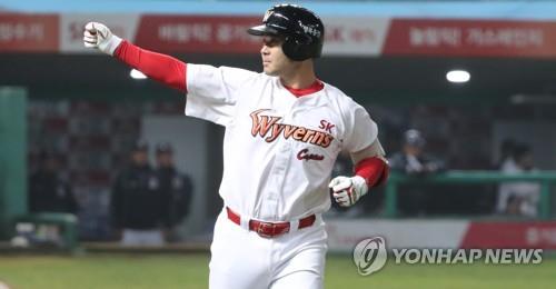 Lee Jae-won of the SK Wyverns looks to his dugout after hitting a two-run homer against the Doosan Bears in the bottom of the eighth inning of Game 3 of the Korean Series at SK Happy Dream Park in Incheon, 40 kilometers west of Seoul, on Nov. 7, 2018. (Yonhap)