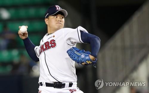 In this file photo from Sept. 14, 2018, Lee Young-ha of the Doosan Bears throws a pitch against the KT Wiz in a Korea Baseball Organization regular season game at Jamsil Stadium in Seoul. (Yonhap)