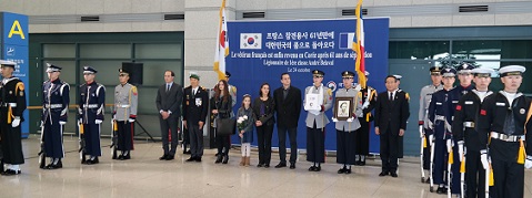 Une cérémonie d'accueil se déroule à l'aéroport d'Incheon dans l'après-midi du lundi 24 octobre 2016 à l'arrivée des cendres d'André Belaval, vétéran français du BN/ONU pendant la guerre de Corée.