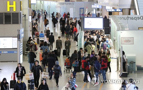 外国人観光客で混み合う仁川国際空港（資料写真）＝（聯合ニュース）