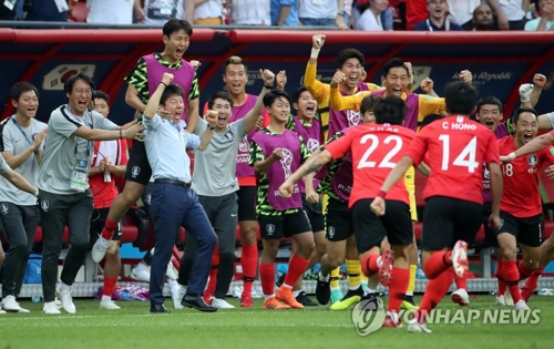 先制ゴールが認められ喜ぶ韓国選手とスタッフ＝２７日、カザン（聯合ニュース） 