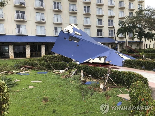 태풍의 피해를 받은 건물=(AP=연합 뉴스)