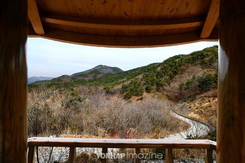  (서산=연합뉴스) 이진욱 기자 = 내포문화숲길의 퉁퉁고개에는 아름다운 풍경이 보이는 정자가 있다. 오르막을 앞두고 잠시 쉬어 가기 좋다. cityboy@yna.co.kr