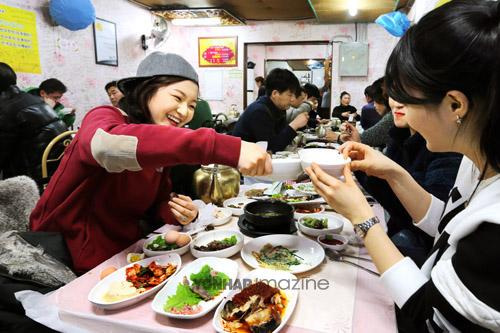 (서울=연합뉴스) 김주형 기자 = 전주 막걸리 골목이 유명세를 타며 젊은이들의 방문이 늘고 있다. kjhpress@yna.co.kr