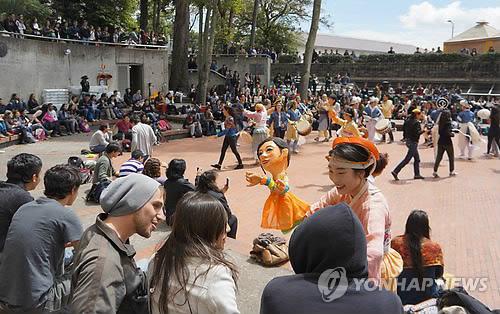 지난 10일 콜롬비아 보고타의 사립 명문 로스안데스대 야외공연장에서 현지인들과 함께 어울리는 거리극을 펼친 청배연희단과 연희단거리패.(사진제공=예술경영지원센터)