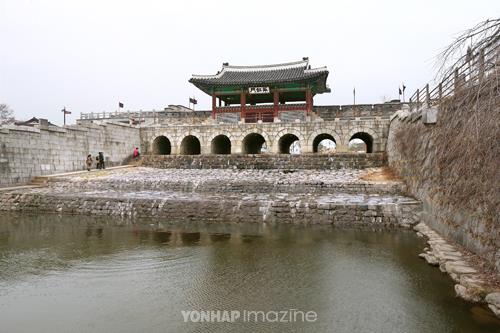  (수원=연합뉴스) 이진욱 기자 = 수원 화성은 정조가 세운 계획도시다. 효성을 실천하고, 정치적 실험을 펼친 장소다. 사진의 화홍문은 홍예 7개가 있는 아름다운 문으로, 그 자체로 아름다운 건축물이다. cityboy@yna.co.kr