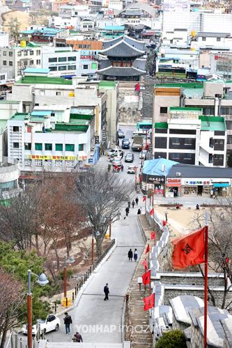  (수원=연합뉴스) 이진욱 기자 = 수원 화성의 남문인 팔달문은 양옆의 성곽이 끊어진 채 홀로 서 있다. 한국전쟁 당시에 거의 피해를 입지 않았다. cityboy@yna.co.kr