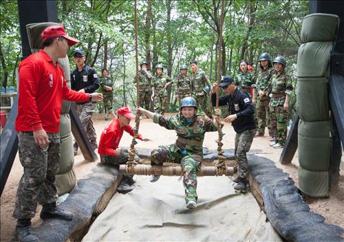 병영체험에 도전한 재외동포 차세대 무역스쿨 참가자들이 21일 20사잔 유격장에서 훈련을 받고 있다.