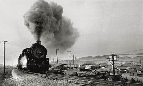 1967년 서울 북가좌역을 통과하는 경의선 열차. (연합뉴스DB)