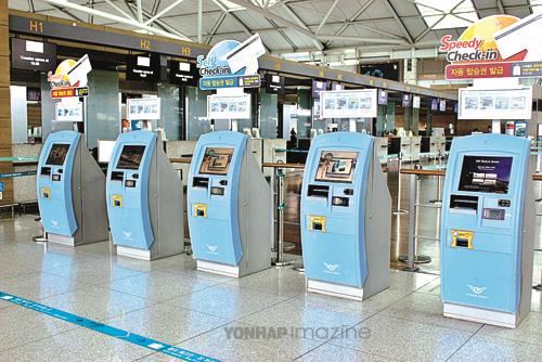 인천 공항에 설치된 셀프체크인 기기. 사진/인천공항 제공.