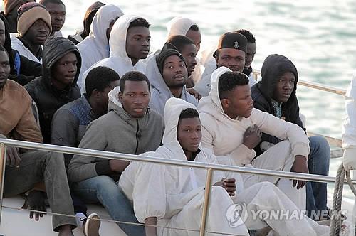 유럽행 난민선 전복…9명 사망, 144명 구조(AP=연합뉴스)