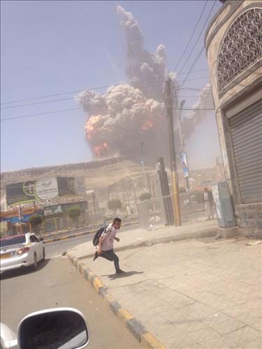 사우디 동맹군의 예멘 사나 공습(출처: 트위터 @alasaadim)