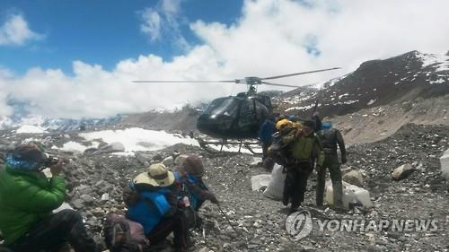 에베레스트 산에서 구조 작업 중인 헬기 (AP=연합뉴스)