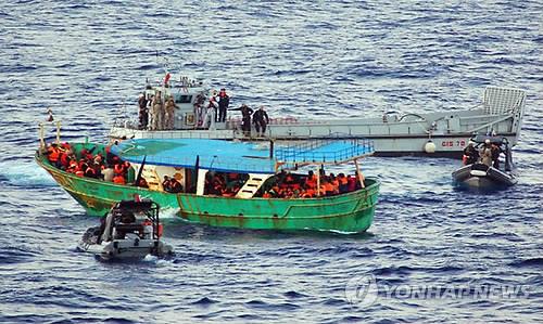 난민선에 다가간 이탈리아 해군(연합뉴스 자료사진)