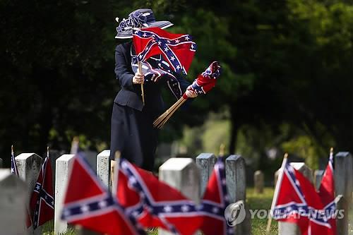 찰스턴의 묘지에 있는 남부연방기(AP=연합뉴스DB)