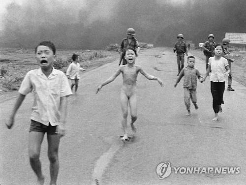 폭격을 피해 달아나는 베트남 어린이들 중 킴 푹(가운데) (AP=연합뉴스)