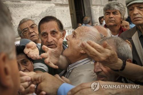 속타는 그리스 연금생활자들(AP=연합뉴스)