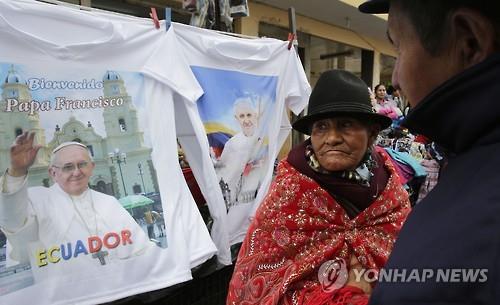 에콰도르에 내걸린 교황 티셔츠 (AP=연합뉴스)