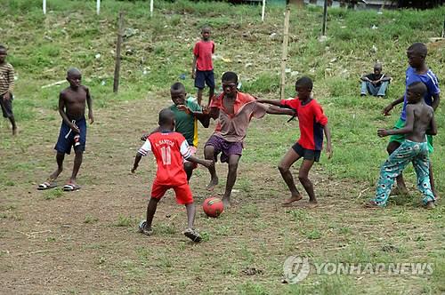 축구하는 라이베리아 소년들(EPA=연합뉴스)