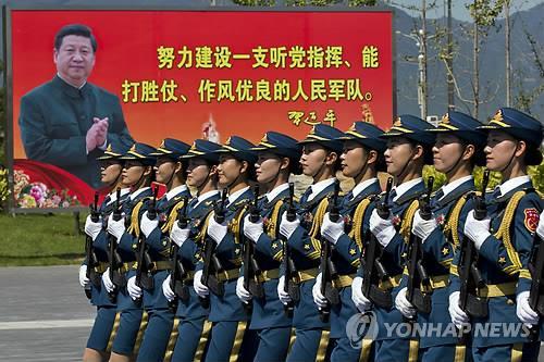 '열병식' 앞두고 예행연습하는 中 여군들