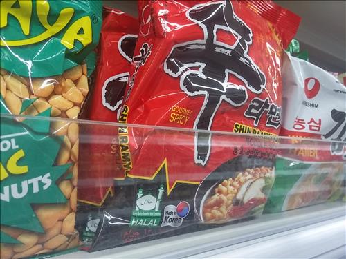 두바이의 슈퍼마켓에서 팔리는 한국산 라면에 할랄 인증마크가 찍혔다.