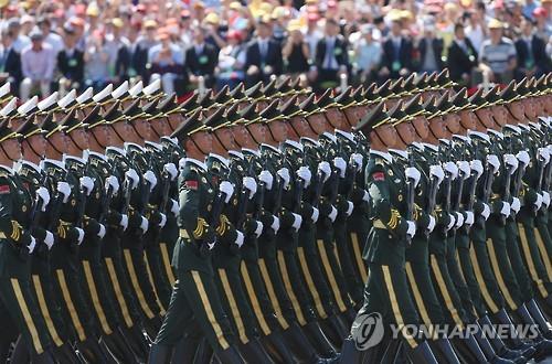 톈안먼 광장에서 열린 열병식에서 중국 인민해방군이 행진하고 있다. (EPA=연합뉴스)