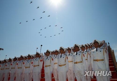 열병식에서 헬기들이 항일전쟁 승전 70주년을 상징하는 숫자 '70'을 상공에 그리고 있다. (신화통신=연합뉴스)