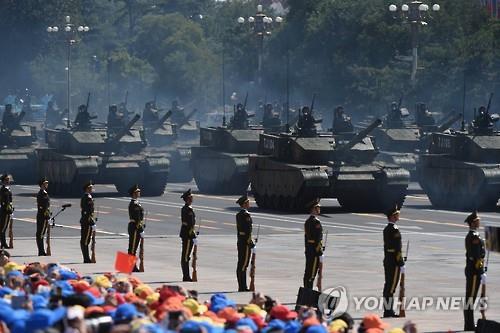 톈안먼 광장에서 열린 열병식에서 군인들이 99A형 탱크를 타고 지나고 있다. (AFP=연합뉴스)