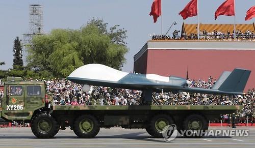 열병식에서 중국의 무인기 '익룡 1'을 실은 군용 차량이 톈안먼 앞을 지나고 있다. (AFP=연합뉴스)