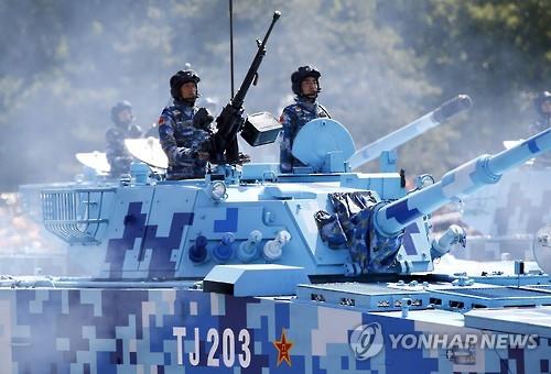 중국 열병식에서 인민해방군 해군 군인들이 기갑차량을 타고 지나가고 있다. (EPA=연합뉴스)