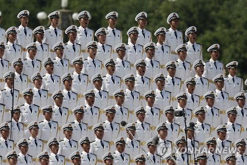 열병식에 앞서 합창하는 중국 군인 (AP=연합뉴스)