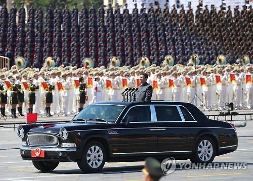 열병식에서 무개차를 타고 군대를 사열하는 시진핑 중국 국가주석 (EPA=연합뉴스)