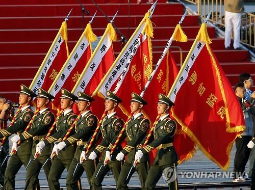 열병식을 앞두고 깃발을 들고 톈안먼 광장으로 이동하는 중국 공안 (AP=연합뉴스)