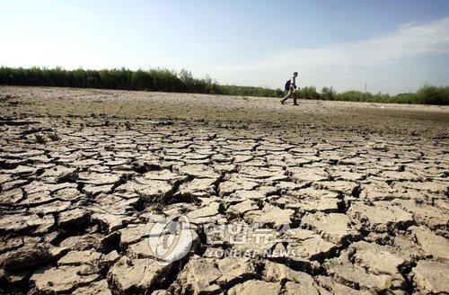 '홍수 아니면 가뭄' 극단적으로 변해가는 기후(EPA=연합뉴스 자료사진)