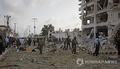 자살 차량폭탄 테러가 발생한 소말리아 수도 모가디슈의 고급호텔 사건 현장(AP=연합뉴스 DB) 