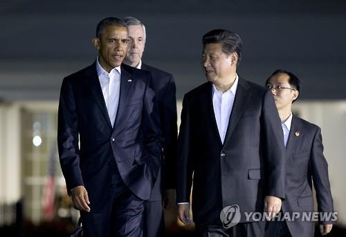 24일 비공식 만찬을 함께하러 이동 중인 버락 오바마 미국 대통령과 시진핑 중국 국가주석 (AP=연합뉴스)