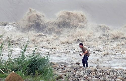 대만을 강타한 태풍 두쥐안(AFP=연합뉴스)